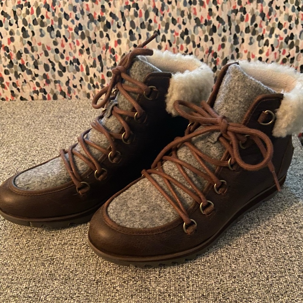 Sorel Women's Boot - Brown leather w/ grey felt tongue and fleece ankle. Size 8.
